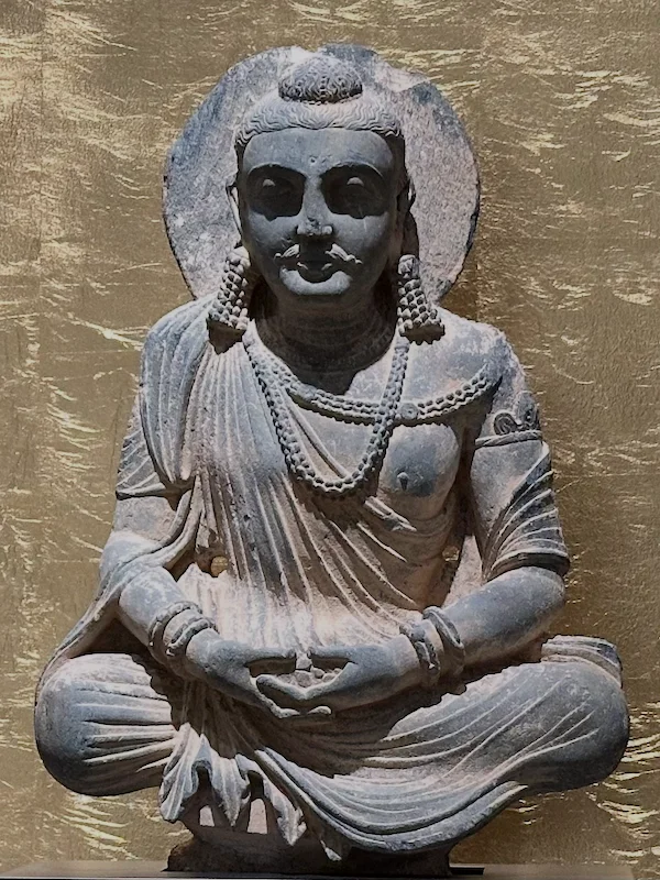 A statue of a Buddha with hands in the "cosmic mudra"